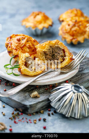 Deliziosa torta mini farcite con carne macinata. Foto Stock