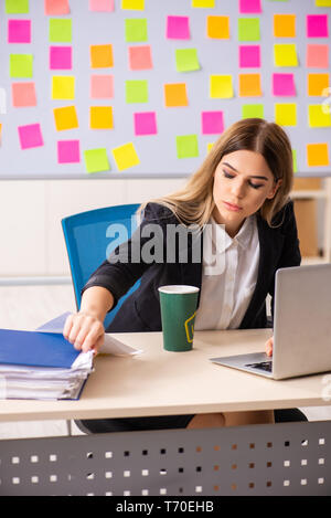 Giovani belle businesslady in conflitto di priorità concept Foto Stock