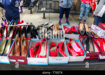 Scatole di ladies tacco alto le scarpe per essere utilizzati in una passeggiata di un miglio nelle scarpe campagna di sensibilizzazione per la parità tra i sessi. Foto Stock