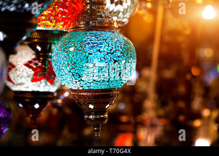 Colorate luminose lampade pendenti presso il negozio del Grand Bazaar di Istanbul, Turchia Foto Stock