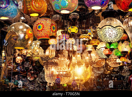 Colorate luminose lampade pendenti presso il negozio del Grand Bazaar di Istanbul, Turchia Foto Stock