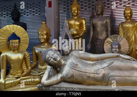 Statue di Buddha al di fuori di una fabbrica per la produzione di oggetti religiosi in Bamrung Muang Road, Bangkok, Thailandia Foto Stock