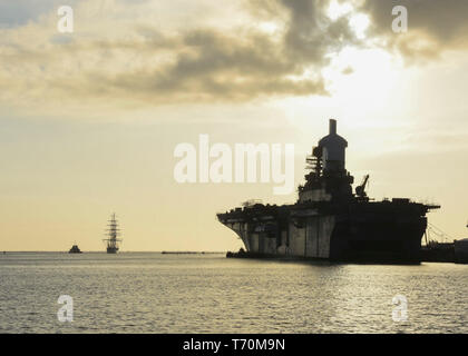 190430-N-ED185-1011 MAYPORT, Fla. (30 aprile 2019) La Marina brasiliana tall ship Cisne Branco, sinistra, appare all'orizzonte come si entra nella stazione navale (NAVSTA) Mayport. Cisne Branco, che significa "White Swan," è un addestramento alla vela di Tall Ship azionato dalla Marina brasiliana. Cisne Branco è in visita NAVSTA Mayport per un porto visita come parte della nave Europa della tour 2019. (U.S. Foto di Marina di Massa lo specialista di comunicazione 1a classe Brian G. Reynolds/rilasciato) Foto Stock