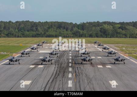 Marine attacco Fighter Training Squadron (VMFAT) 501 conduce un esercizio di preparazione costituita di 20 F-35B Lightning II aeromobili a bordo di Marine Corps Air Station Beaufort, 1 maggio. Il lancio sicuro e il recupero del velivolo, afferma lo squadrone l'impegno a raggiungere e mantenere il più alto livello di disponibilità in ordine alla formazione della prossima generazione di F-35B piloti DA PARTE DEGLI STATI UNITI Marine Corps e nazioni partner. Foto Stock