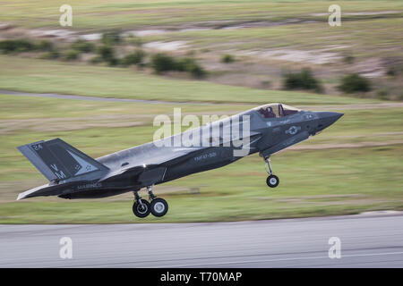 Marine attacco Fighter Training Squadron (VMFAT) 501 conduce un esercizio di preparazione costituita di 20 F-35B Lightning II aeromobili a bordo di Marine Corps Air Station Beaufort, 1 maggio. Il lancio sicuro e il recupero del velivolo, afferma lo squadrone l'impegno a raggiungere e mantenere il più alto livello di disponibilità in ordine alla formazione della prossima generazione di F-35B piloti DA PARTE DEGLI STATI UNITI Marine Corps e nazioni partner. Foto Stock