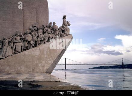 MONUMENTO A LOS DESCUBRIDORES-Siglo XX-AL FONDO PUENTE SALAZAR EN LA DESEMBOCADURA del Tajo. Autore: COTTINELLI JOSE ANGELO / ALMEIDA LEOPOLDO. Posizione: MONUMENTO A LOS DESCUBRIMIENTOS. LISBOA. Foto Stock