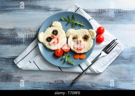 Piastra con toast creativo per bambini sul tavolo di legno, vista dall'alto Foto Stock