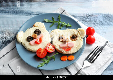 Piastra con toast creativo per bambini sul tavolo di legno Foto Stock