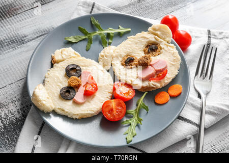 Piastra con toast creativo per bambini sul tavolo di legno Foto Stock