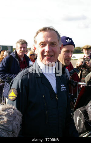 Sqn Ldr (pensionati) David Thomas. RAF Vulcan pilota display Dave Thomas dopo aver atterrato dopo il primo post restauro volo Avro Vulcan piano bombardiere xh558 Foto Stock