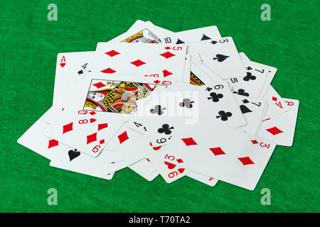 Casino carte da gioco sul tavolo verde Foto Stock