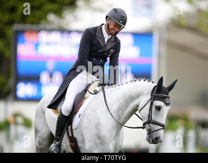 Nuova Zelanda Andrew Nicholson su Swallow molle compete in dressage durante il giorno tre del 2019 Mitsubishi Motors Badminton Horse Trials a Badminton station wagon, nel Gloucestershire. Foto Stock