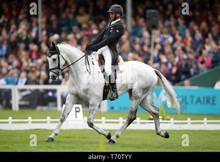 Nuova Zelanda Andrew Nicholson su Swallow molle compete in dressage durante il giorno tre del 2019 Mitsubishi Motors Badminton Horse Trials a Badminton station wagon, nel Gloucestershire. Foto Stock