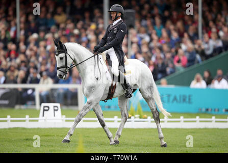 Nuova Zelanda Andrew Nicholson su Swallow molle compete in dressage durante il giorno tre del 2019 Mitsubishi Motors Badminton Horse Trials a Badminton station wagon, nel Gloucestershire. Foto Stock