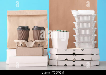 Diversi pacchetti sul tavolo. Il cibo del servizio di consegna Foto Stock