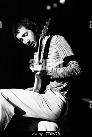 ROTTERDAM, Paesi Bassi - 27 ottobre: Pete Townshend di chi sul palco durante un concerto a Ahoy Rotterdam Paesi Bassi il 27 ottobre 1975. (Foto di Gijsbert Hanekroot) Foto Stock