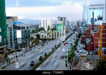 Etiopia ad Addis Abeba - 11 Aprile 2019 : strada trafficata nella capitale etiopica città di Addis Abeba. Foto Stock