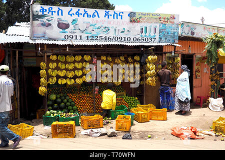 Etiopia ad Addis Abeba - 14 Aprile 2019 : strada trafficata nella capitale etiopica città di Addis Abeba. Foto Stock