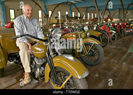 Collezione Umberto Panini (moto e auto d'epoca): Umberto Panini in sella alla sua Harley Davidson servizio. [Ita] Umberto Panini collezione di antichi Foto Stock