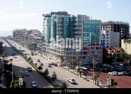 Etiopia ad Addis Abeba - 11 Aprile 2019 : strada trafficata nella capitale etiopica città di Addis Abeba. Foto Stock