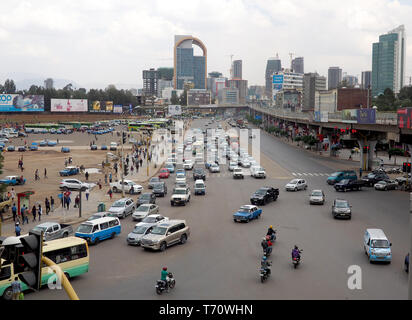 Etiopia ad Addis Abeba - 18 Aprile 2019 : strada trafficata nella capitale etiopica città di Addis Abeba. Foto Stock