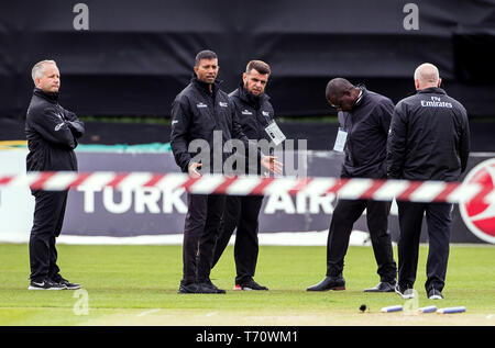 (A sinistra-destra) Paul Reynolds, Kumar Dharmasena, l'umpire televisivo Aleem Dar, Sir Richie Richardson ufficiale della partita e l'umpire Alan Neill che ispeziona il campo prima della partita internazionale di un giorno al Malahide Cricket Club di Dublino. Foto Stock