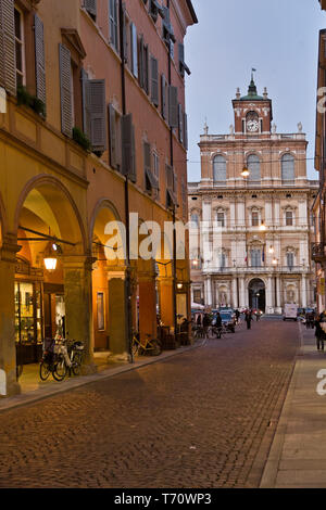 Modena: scorcio di via Farini. Sullo sfondo, la facciata di Palazzo Ducale (sede dell'Accademia militare) in piazza Roma. [Ita] Modena: vista parziale Foto Stock