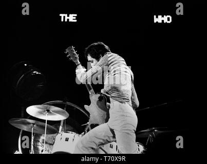 ROTTERDAM, Paesi Bassi: Pete Townshend di chi sul palco durante un concerto a Ahoy Rotterdam Paesi Bassi il 27 ottobre 1975. Foto Stock