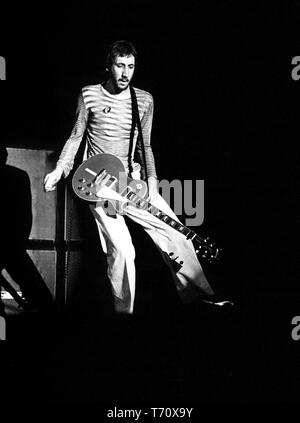 ROTTERDAM, Paesi Bassi: Pete Townshend di chi sul palco durante un concerto a Ahoy Rotterdam Paesi Bassi il 27 ottobre 1975. Foto Stock