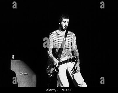 ROTTERDAM, Paesi Bassi: Pete Townshend di chi sul palco durante un concerto a Ahoy Rotterdam Paesi Bassi il 27 ottobre 1975. Foto Stock