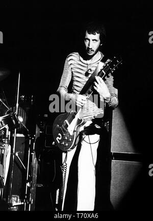 ROTTERDAM, Paesi Bassi: Pete Townshend di chi sul palco durante un concerto a Ahoy Rotterdam Paesi Bassi il 27 ottobre 1975. Foto Stock