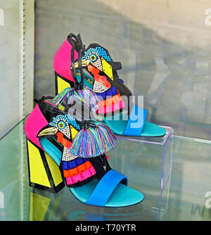 Shop la finestra di visualizzazione di una coppia di colorati, multicolore, womens scarpe. Jules B, Stramongate, Kendal Cumbria, England, Regno Unito, Europa. Foto Stock