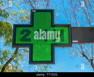 Green medical ventiquattro ore di farmacia cartello al giorno. Farmacia 24 ore aperte in Murcia, Spagna, 2019. Green Cross segno della farmacia Farmaceutico. Foto Stock