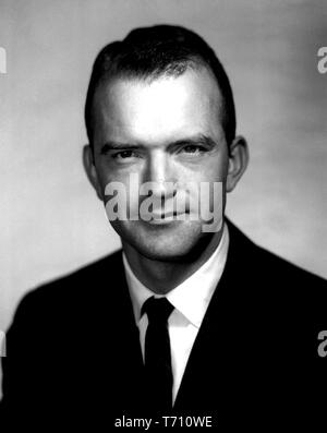 Headshot ritratto di William Harvey 'Bill' Dana, un americano ingegnere aeronautico, NASA pilota e astronauta da Pasadena, California, ottobre 1958. Immagine cortesia Nazionale Aeronautica e Spaziale Administration (NASA). () Foto Stock