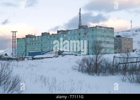 Febbraio sera in un villaggio polare. Teriberka, Russia Foto Stock
