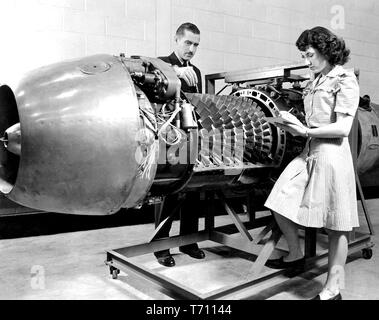 I dipendenti della NASA di ispezionare il JUMO 004 motore Jet con il coperchio rimosso al motore del velivolo laboratorio di ricerca il comitato consultivo nazionale per l'aeronautica (NACA), Cleveland, Ohio, 24 marzo 1946. Immagine cortesia Nazionale Aeronautica e Spaziale Administration (NASA). () Foto Stock