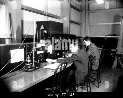 Ingegneri di azionare i comandi del Tunnel di stabilità a Langley Aeronautical Laboratory in Hampton, Virginia, Marzo 10, 1943. Immagine cortesia Nazionale Aeronautica e Spaziale Administration (NASA). () Foto Stock