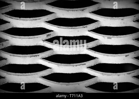 Vecchia maglia di ferro vicino. Sfondo astratti in bianco e nero Foto Stock