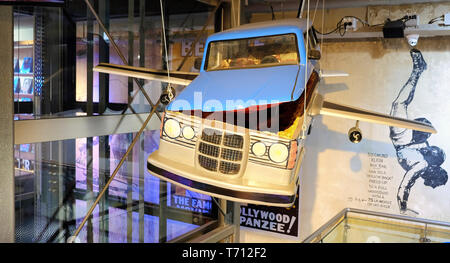 Auto volante in un museo di curiosità Foto Stock