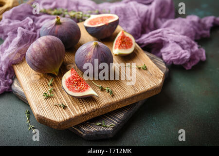 Succosa frutta figura su uno sfondo scuro Foto Stock