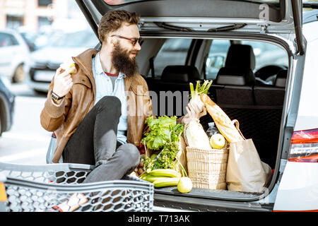 Bagagliaio auto pieno di borse Foto stock - Alamy