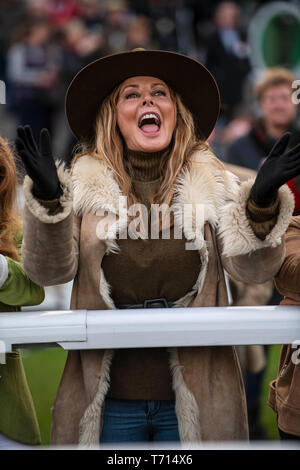 Carol Vorderman a Chepstow Racecourse a guardare il suo cavallo 'Subway Surf racing'. Foto Stock