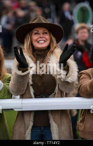 Carol Vorderman a Chepstow Racecourse a guardare il suo cavallo 'Subway Surf racing'. Foto Stock