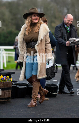 Carol Vorderman a Chepstow Racecourse a guardare il suo cavallo 'Subway Surf racing'. Foto Stock