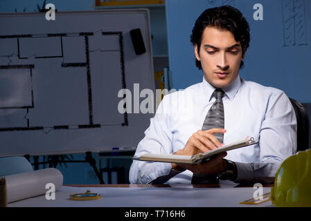 Giovane Architetto costruzione lavorando sul progetto di notte Foto Stock