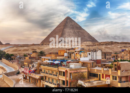 La Piramide di Cheope e la città di Giza vicino al Cairo, Egitto. Foto Stock