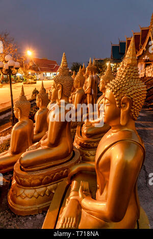 Golden Buddha , Wat Phu Salao, Paksè, Laos, Indocina, Asia sud-orientale, Asia Golden Statue di Buddha , Wat Phu Salao, Paksè, Laos, Indocina, a sud-est di un Foto Stock