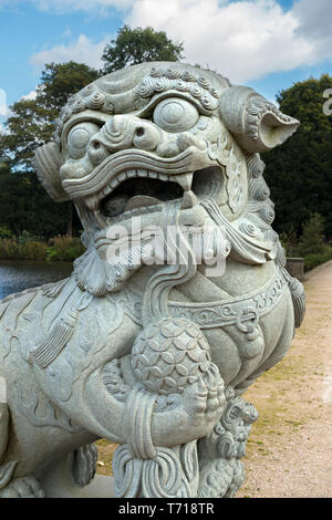 Primo piano della testa della Città di Ningbo leone cinese scultura in pietra scolpita in Highfield Park, Nottingham University Gardens, England, Regno Unito Foto Stock