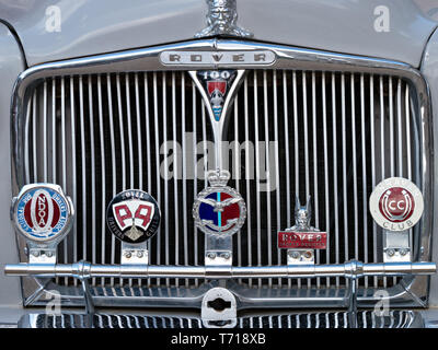 Rover P4 100 Classic auto d'epoca, mostrante il dettaglio della griglia anteriore del radiatore e il club dei badge, England, Regno Unito Foto Stock