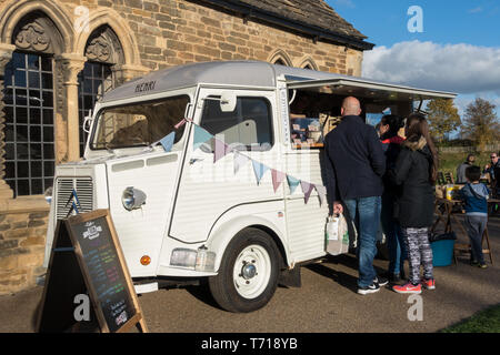 Cafe Allez 1972 Citroen HY caffè van 'Henri' con i clienti in attesa al di fuori il castello di Oakham, Oakham, Rutland, England, Regno Unito Foto Stock